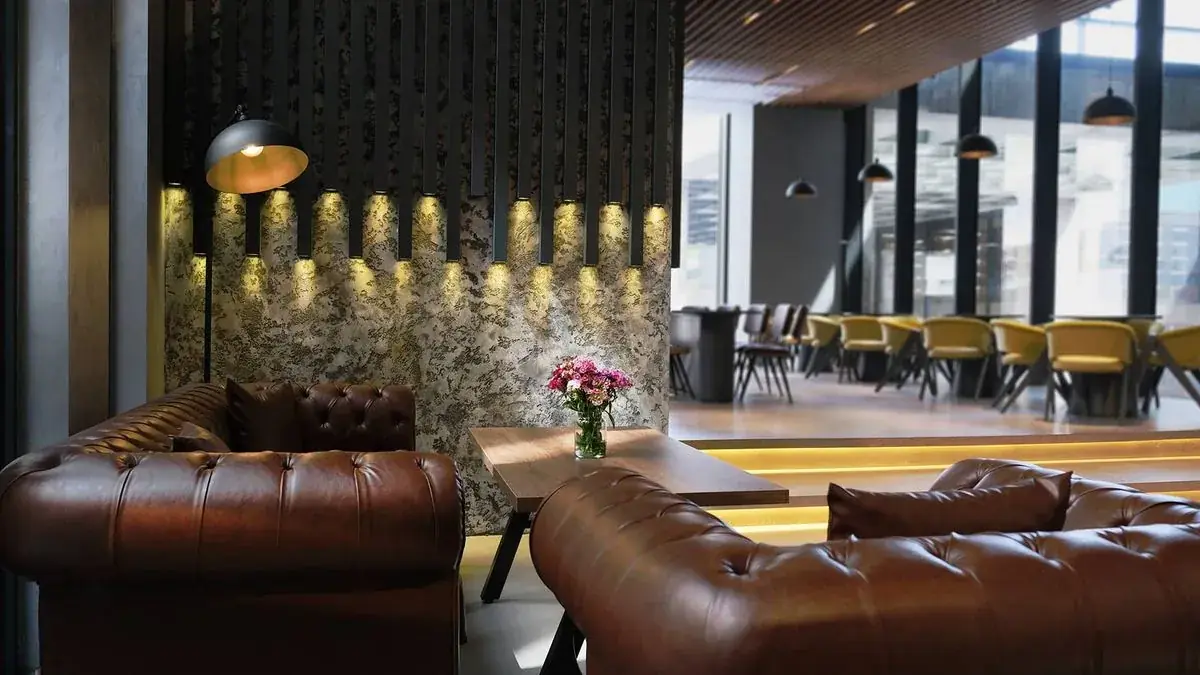 STRABORN — Lounge